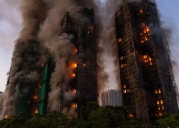 హాంగ్‌కాంగ్ అగ్నిప్రమాదం: కిటికీల బోర్డులు మంటలకు కారణమా?