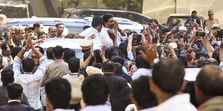 జగన్ శైలిలో శక్తి ప్రదర్శన