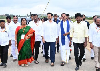 సీఎంతో కలిసి పుట్టపర్తి చేరుకున్న మంత్రి నారా లోకేష్