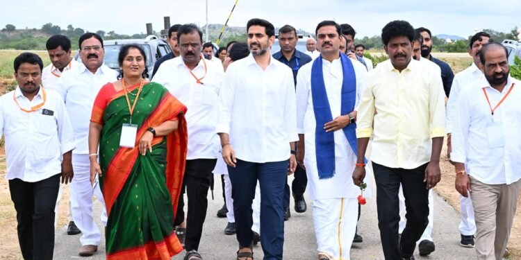 సీఎంతో కలిసి పుట్టపర్తి చేరుకున్న మంత్రి నారా లోకేష్