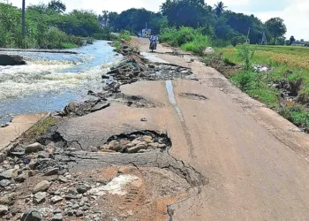 బేతవోలు రహదారిలో.. చూసి షాక్‌ తప్పనిసరి..!