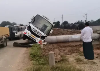 ప్రైవేట్‌ ట్రావెల్స్‌ బస్సు ప్రమాదం నుంచి తప్పించుకుంది