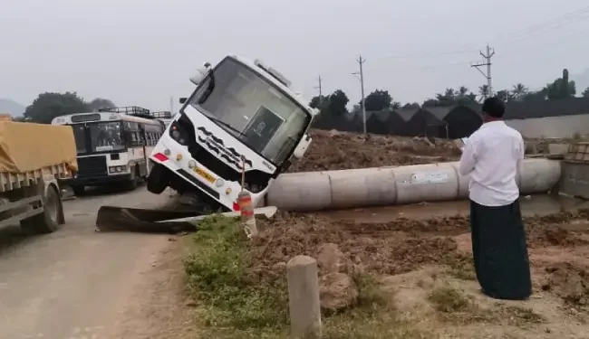 ప్రైవేట్‌ ట్రావెల్స్‌ బస్సు ప్రమాదం నుంచి తప్పించుకుంది