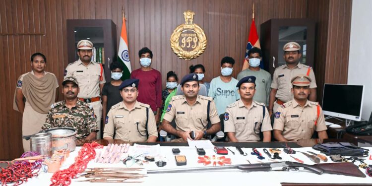 న్యూ ఆటోనగర్‌లో పోలీస్, అక్టోపస్ దాడులు: మావోయిస్టులపై చర్య