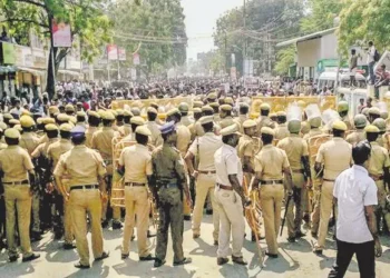 పోలీసులను తోసివేసి బారికేడ్లను తొలగించారు.