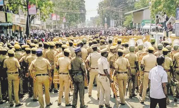 పోలీసులను తోసివేసి బారికేడ్లను తొలగించారు.