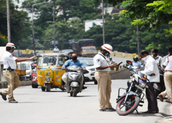 ట్రాఫిక్ కంట్రోల్‌కి ఆఫ్రికన్ స్టైల్!