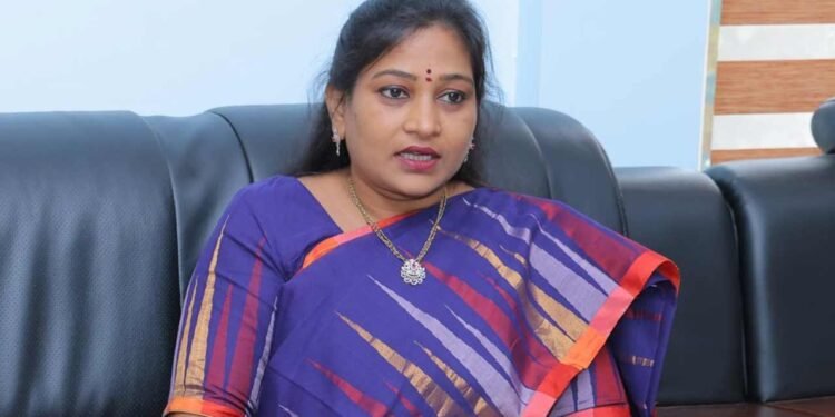 సోషల్‌ మీడియాలో తప్పుడు ప్రచారాలను అస్సలు సహించమని మంత్రి అనిత హెచ్చరించారు.