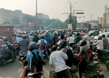 హైవేపై ప్రమాదం: విశాఖలో కంటైనర్ లారీ బోల్తా – ట్రాఫిక్కు అంతరాయం