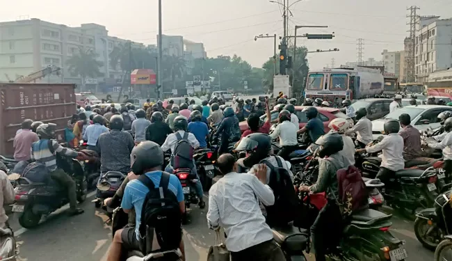 హైవేపై ప్రమాదం: విశాఖలో కంటైనర్‌ లారీ బోల్తా – ట్రాఫిక్‌కు అంతరాయం