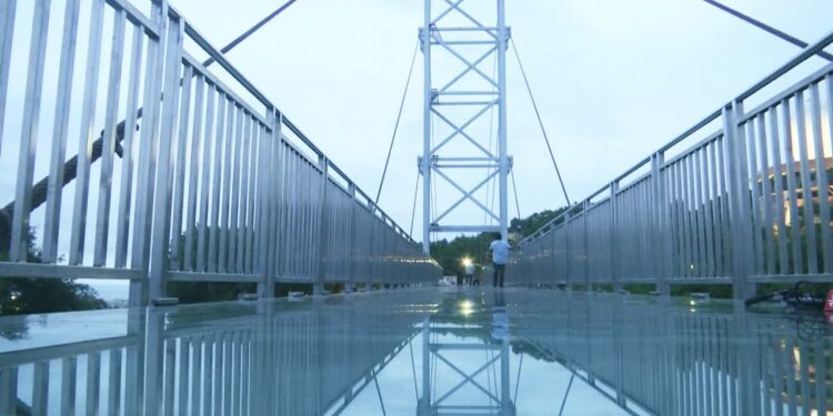 కైలాసగిరిపై గ్లాస్‌ బ్రిడ్జ్‌ ప్రారంభం — విశాఖ పర్యటనకు కొత్త థ్రిల్