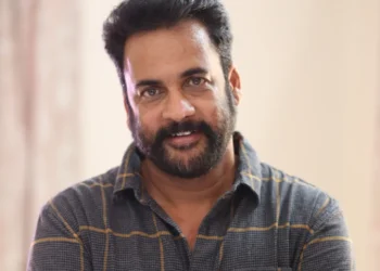 మహిళా కమిషన్ ముందు హాజరైన సినీ నటుడు శివాజీ