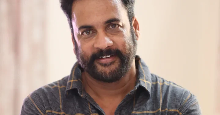 మహిళా కమిషన్ ముందు హాజరైన సినీ నటుడు శివాజీ