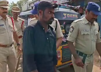 తన్నిన కాలుతో కుంటుతూ నడిపించిన పోలీస్‌… కదిరి బస్టాండ్ నుంచి రూరల్ స్టేషన్ వరకు