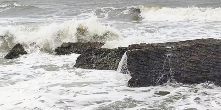 దిత్వా తుపాను ప్రభావంతో ఆంధ్రప్రదేశ్‌లో అనేక ప్రాంతాల్లో వర్షాలు కురిశాయి