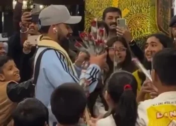 రాయ్‌పుర్‌లో కోహ్లీకి చిన్నారుల గులాబీలతో ఘన స్వాగతం