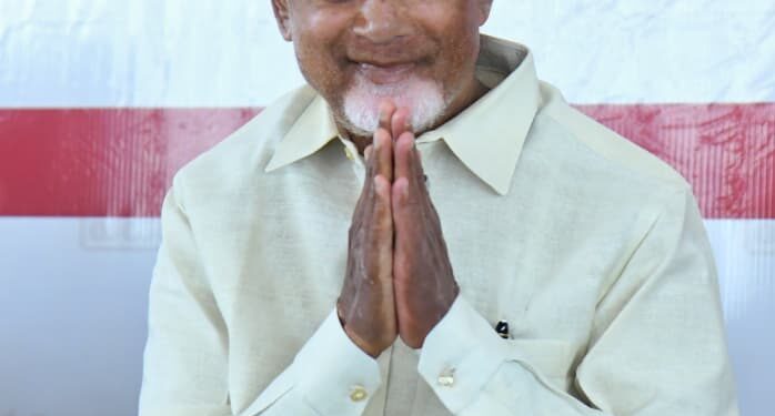 పిల్లల కోసం ఆగిన నాయకుడు… విద్యార్థులతో ఆత్మీయ క్షణాలు