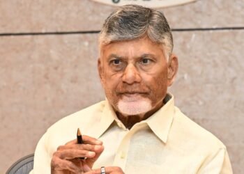 అధికారుల పనితీరుపై ముఖ్యమంత్రి చంద్రబాబు నాయుడు అసహనం: బడ్జెట్ వినియోగంపై సీరియస్ హెచ్చరికలు