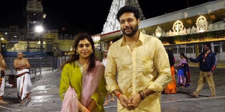 జయం రవి తన భార్య కెనీషాతో కలిసి తిరుమల శ్రీవారిని దర్శించుకున్నారు.
