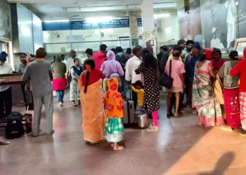 అనకాపల్లి: ఎలమంచిలి వద్ద రైలు ప్రమాదం… స్టేషన్‌లో ప్రయాణికులు భయాందోళనలో