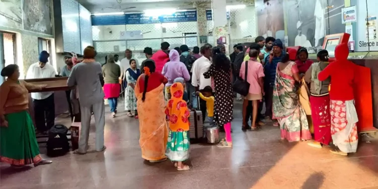 అనకాపల్లి: ఎలమంచిలి వద్ద రైలు ప్రమాదం… స్టేషన్‌లో ప్రయాణికులు భయాందోళనలో