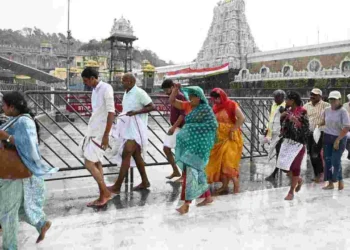 తిరుమలలో ఆపకుండా కురుస్తున్న వర్షం