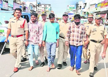 గుంటూరు సిటీలో రౌడీషీట్లను నడిరోడ్డుపై నడిపించిన పోలీసులు