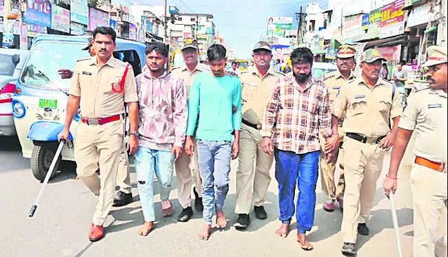 గుంటూరు సిటీలో రౌడీషీట్లను నడిరోడ్డుపై నడిపించిన పోలీసులు