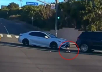 కదులుతున్న కారులోంచి జారిపడ్డ చిన్నారి.. తప్పిన పెను ప్రమాదం