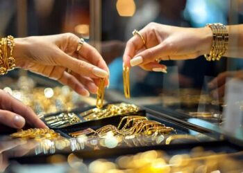 బంగారం ధగధగలు.. రూ.8 వేల పెరిగిన పుత్తడి, వెండి రికార్డు స్థాయికి