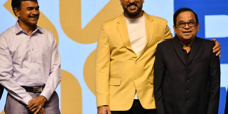 మాదాపూర్‌లో యువరాజ్ సింగ్‌ మరియు బ్రహ్మానందం సందడి చేశారు