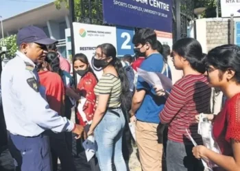 జేఈఈ మెయిన్స్ 2026: పరీక్షా కేంద్రానికి ఆలస్యంగా వచ్చిన విద్యార్థి - ఏం జరిగింది?