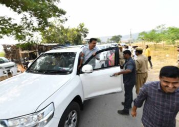 ఎన్నికల కోడ్ అమల్లో.. కేటీఆర్‌ వాహనాన్ని తనిఖీ చేసిన పోలీసులు
