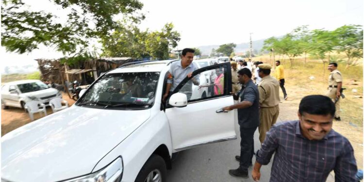 ఎన్నికల కోడ్ అమల్లో.. కేటీఆర్ వాహనాన్ని తనిఖీ చేసిన పోలీసులు