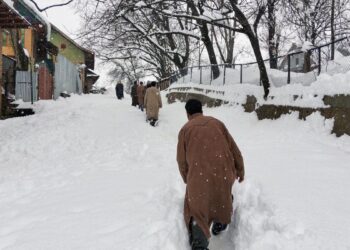 కాశ్మీర్లో భారీ హిమపాతం సోనమార్గ్‌లో మంచుతో కప్పబడిన టూరిస్ట్ రిసార్ట్‌లు