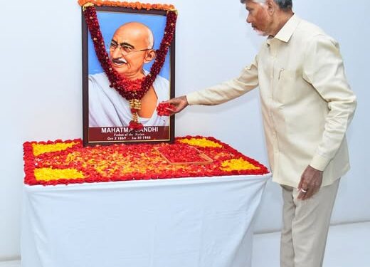మహాత్మా గాంధీ వర్ధంతి సందర్భంగా గాంధీజీ చిత్రపటానికి నివాళులు అర్పించిన సీఎం చంద్రబాబు నాయుడు