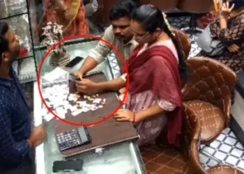 కొనుగోలుదారుల్లా వచ్చి జ్యువెలరీ షాపులో చోరీ