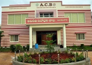 కడప జిల్లాలో ఏసీబీ పంజా: లంచం తీసుకుంటూ చిక్కిన ఎస్సై, సీఐ!