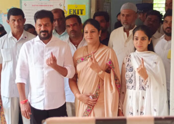 పోలింగ్ కేంద్రంలో ఓటు హక్కు వినియోగించిన రేవంత్ రెడ్డి