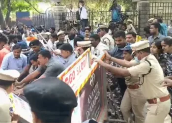 🔴 డీజీపీ కార్యాలయం వద్ద భాజపా ఆందోళన.. పోలీసులతో తోపులాట, ఉద్రిక్తత