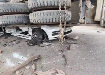 కారుపై కంటైనర్ పడి విషాదం.. సాఫ్ట్వేర్ ఉద్యోగి మృతి