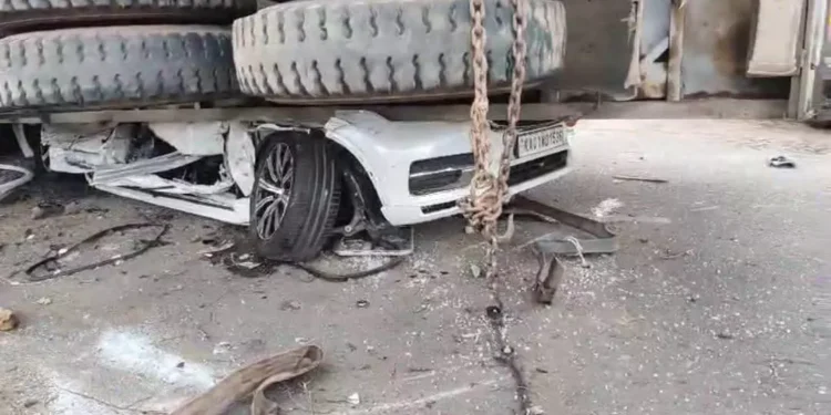 కారుపై కంటైనర్‌ పడి విషాదం.. సాఫ్ట్‌వేర్ ఉద్యోగి మృతి