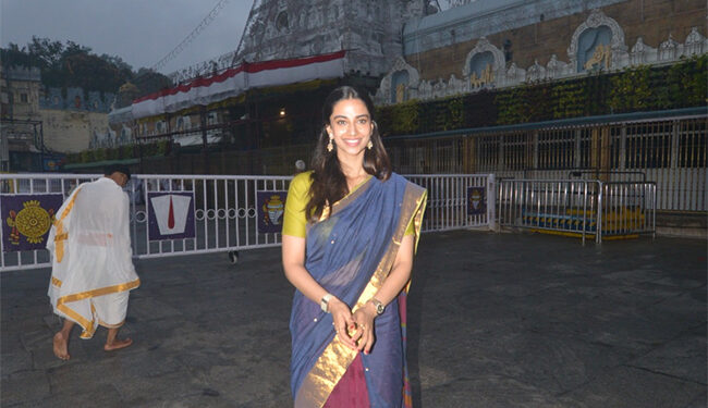 తిరుమలలో శ్రీవారిని దర్శించుకున్న సినీ నటి మీనాక్షి చౌదరి