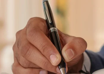 ఒక పెన్ను వెనకాలున్న అద్భుత ఆవిష్కరణ కథ