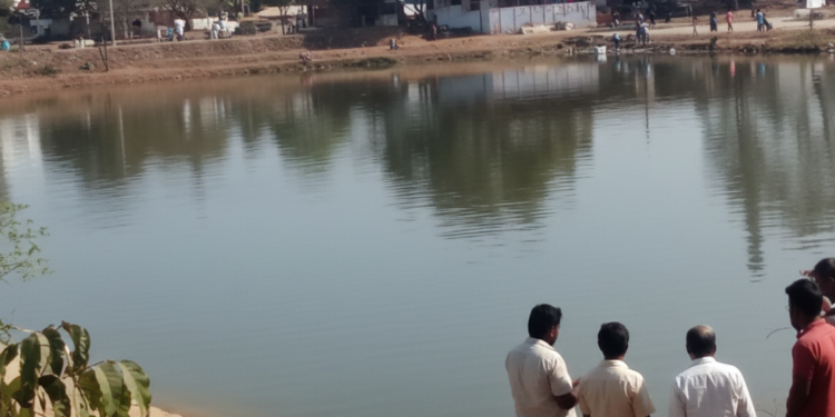 హత్య చేసి పుష్కరిణిలో పడేశారు… మృతదేహం ప్రభుత్వాసుపత్రిలో బంధువులు వచ్చి తీసుకెళ్లాలని పోలీసుల విజ్ఞప్తి