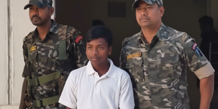 16 ఏళ్లకే మావోయిస్టుగా మారి… 18 ఏళ్లకే లొంగిపోయిన యువకుడు