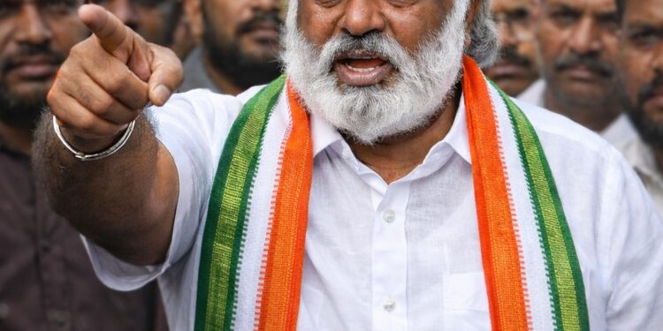 34వ వార్డులో ఉద్రిక్తత.. సీఐ సస్పెన్షన్ డిమాండ్