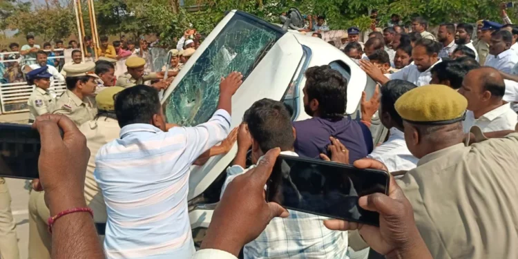 ఎమ్మెల్యే రమణారెడ్డి క్యాంప్ ఆఫీస్ వద్ద ఉద్రిక్తత 1 ఎమ్మెల్యే రమణారెడ్డి క్యాంప్ ఆఫీస్ వద్ద ఉద్రిక్తత