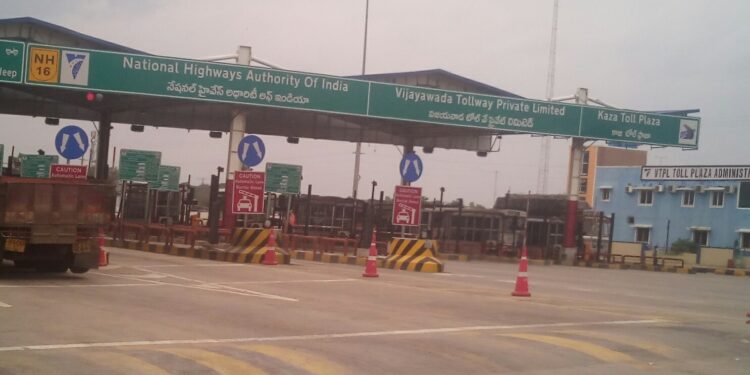 ఫాస్టాగ్ ఫెయిల్యూర్తో కాజా టోల్ వద్ద ట్రాఫిక్ జామ్