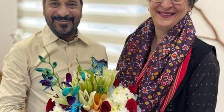 మున్సిపల్ విజయానంతరం దిల్లీలో ప్రియాంకాగాంధీని కలిసిన సీఎం రేవంత్ రెడ్డి